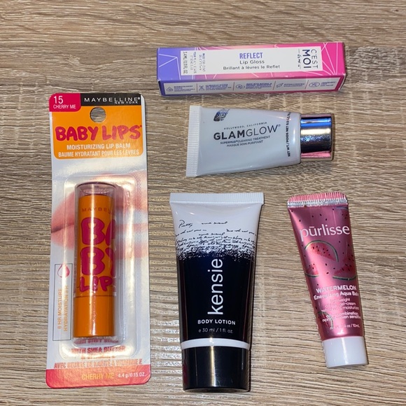 GLAMGLOW Other - 💋NWT 5 piece skin care bundle!